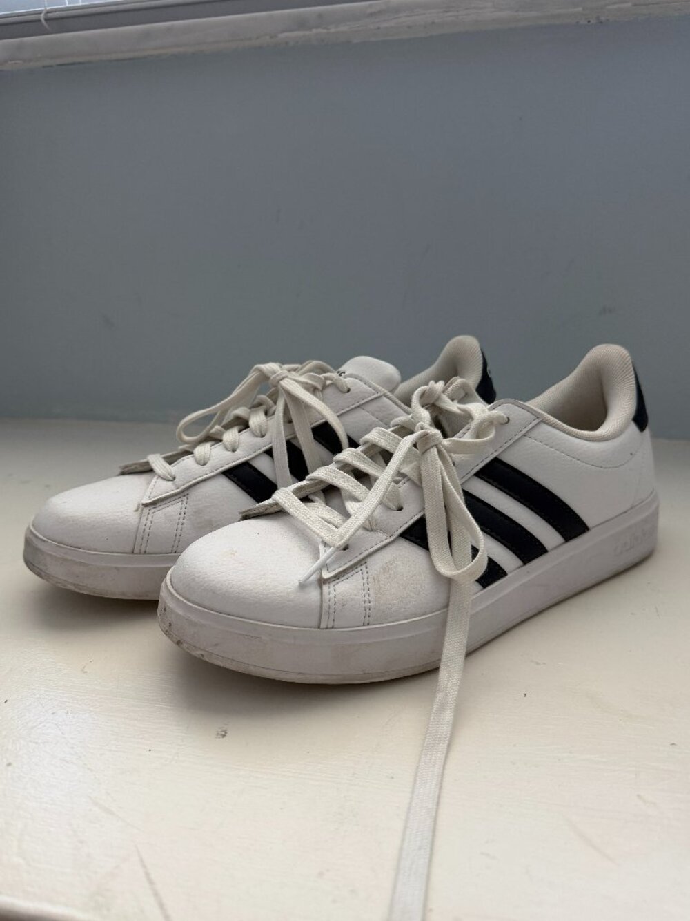 Adidas Women's White and Black Trainers - Men's Size 6.5 (fits women size 8)